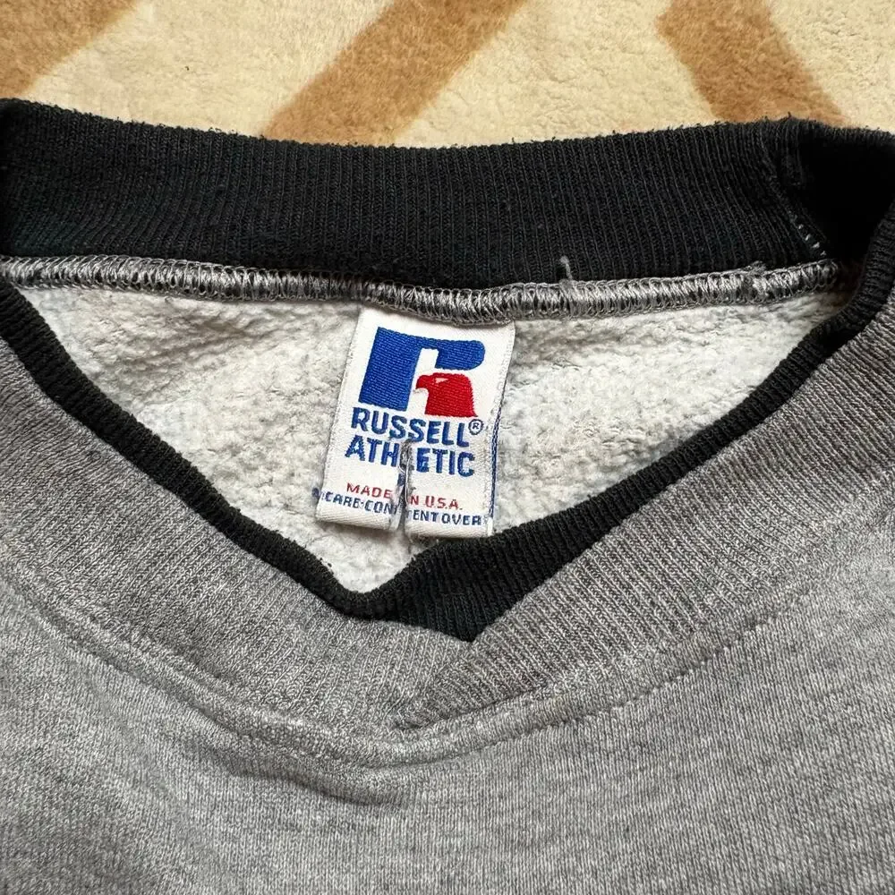 VINTAGE RUSSELL ATHLETIC • MADE IN USA COLOR-BLOCK SWEATSHIRT - Picture 2 of 3